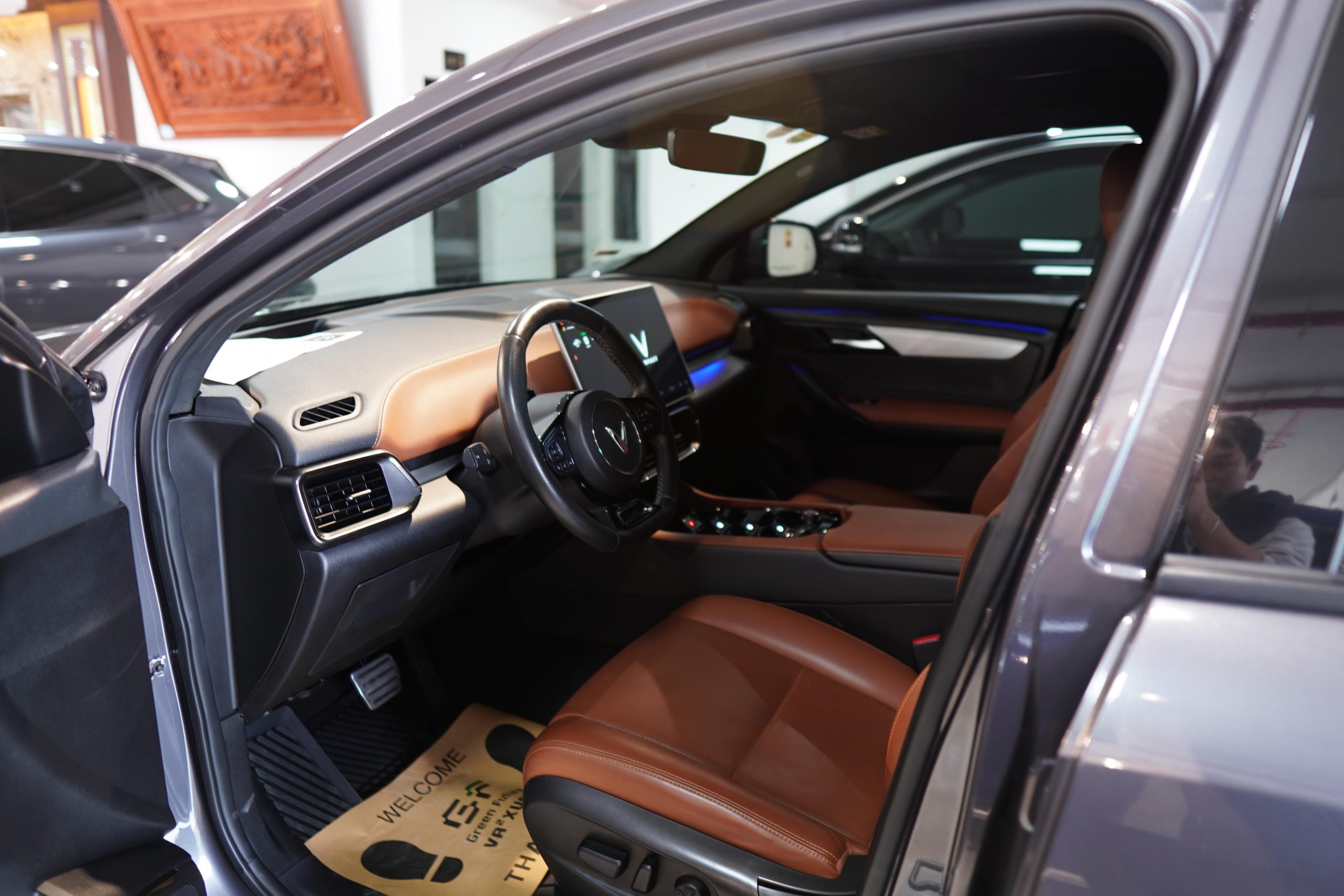 VinFast VF8 xám plus nội thất nâu - Ảnh 11