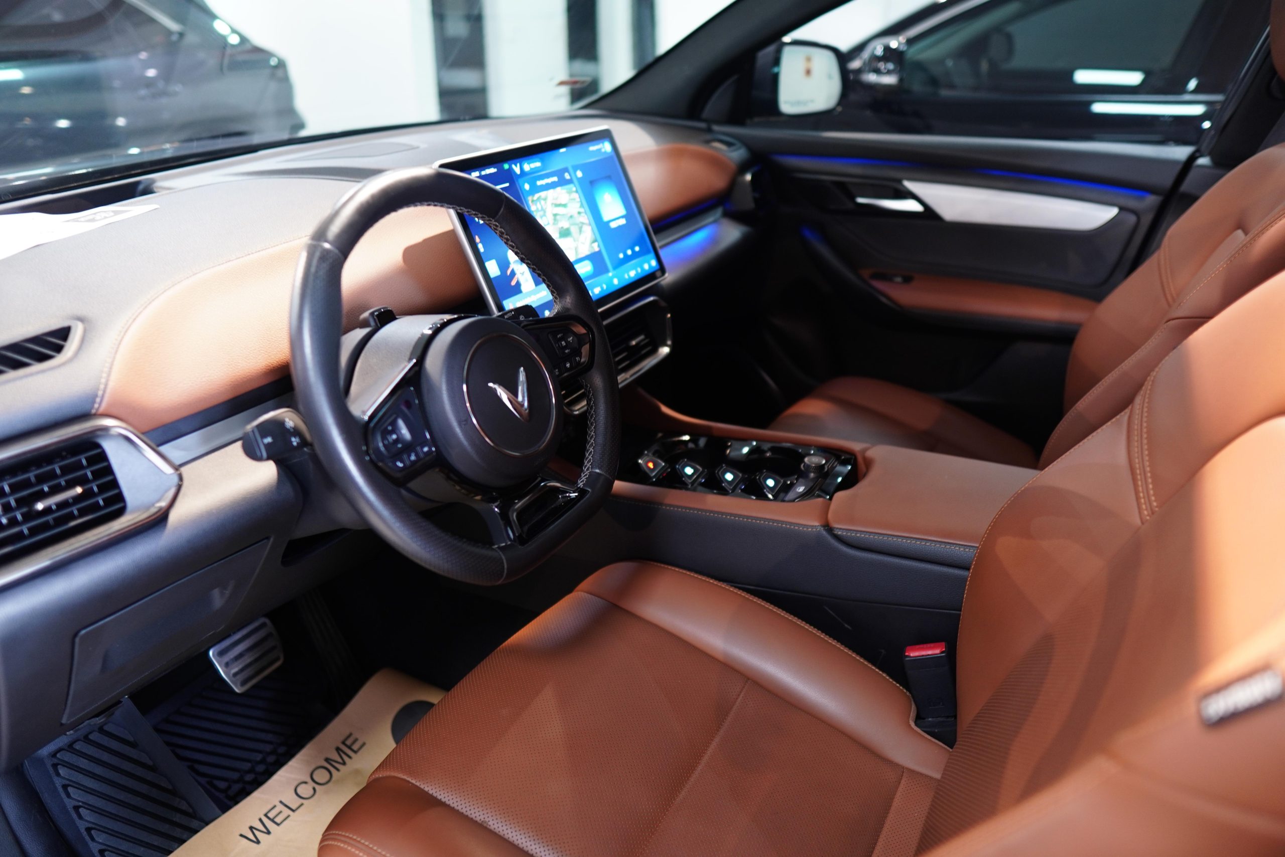 VinFast VF8 xám plus nội thất nâu - Ảnh 6