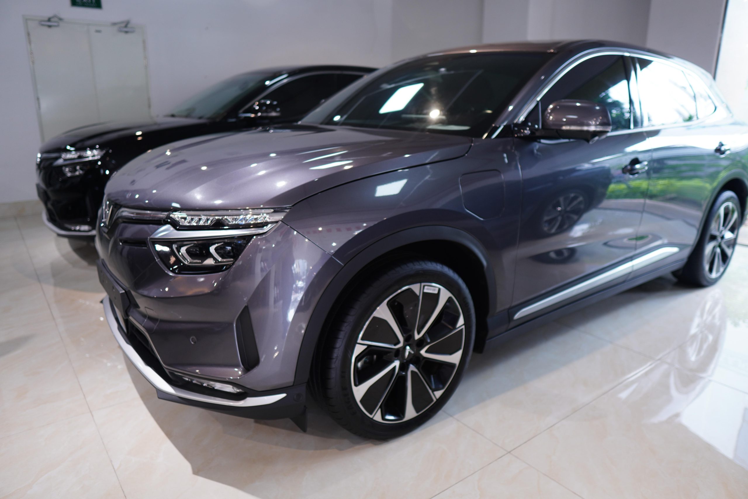 VinFast VF8 xám plus nội thất nâu - Ảnh 3