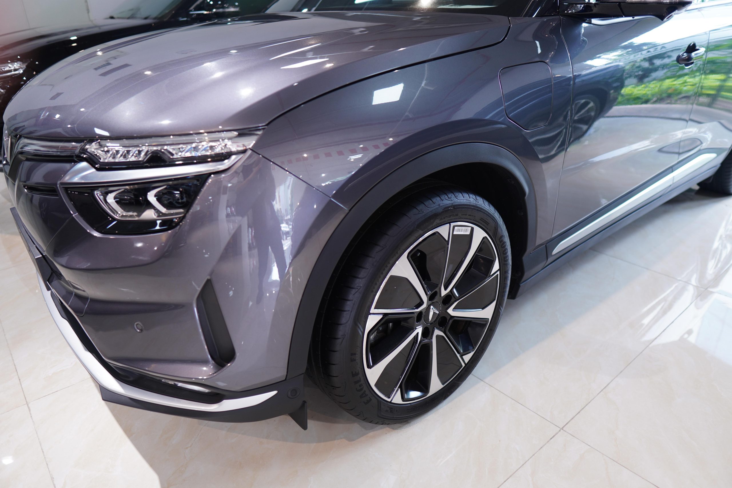 VinFast VF8 xám plus nội thất nâu - Ảnh 2